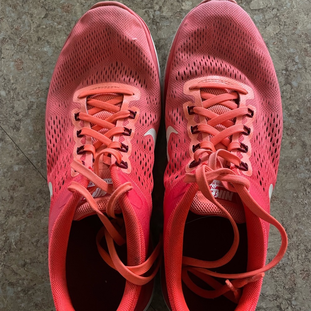 Women’s Nike Shoes size 11 - Picture 2 of 4